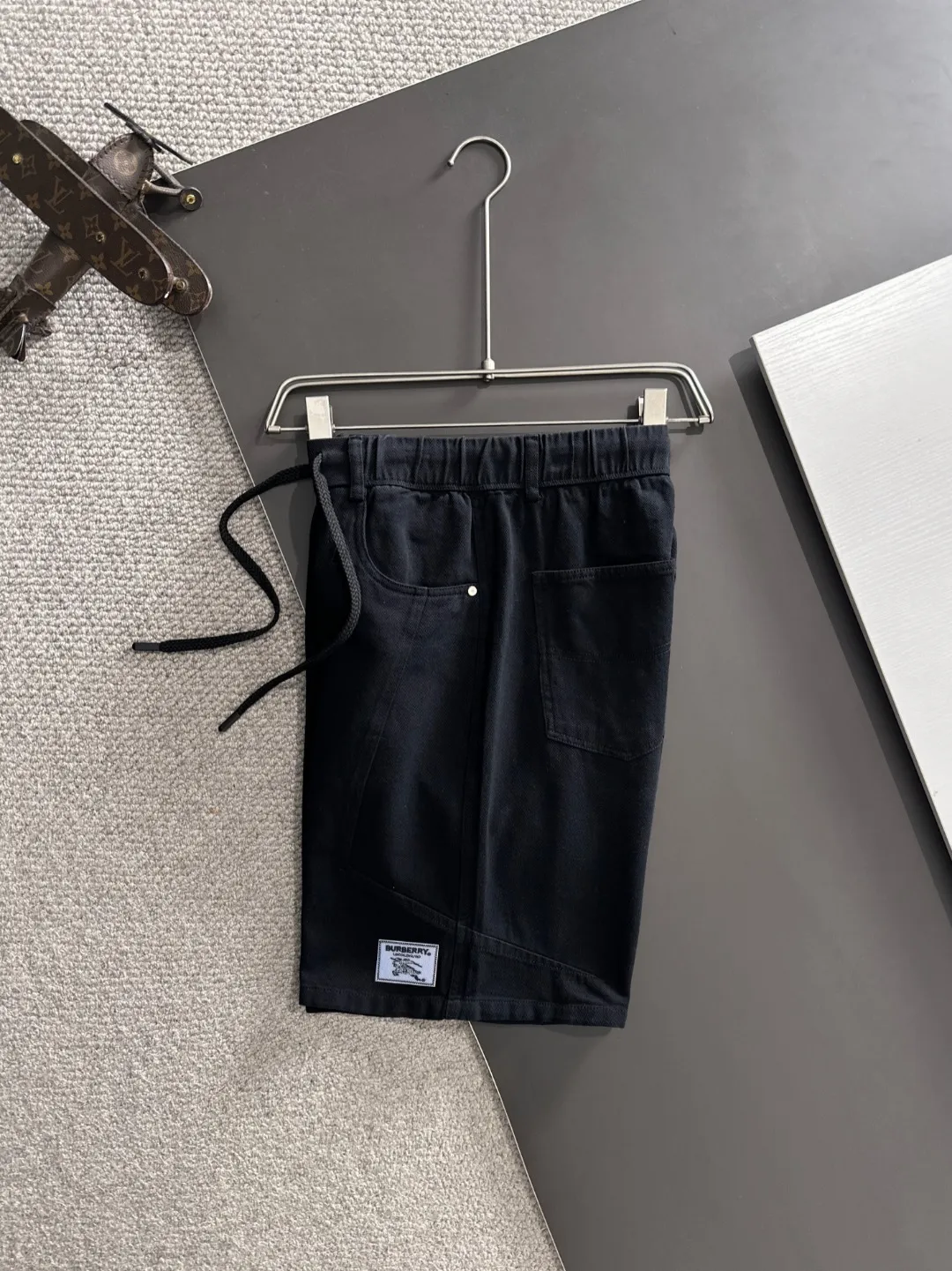 Next day shipment P160 Premium Burberry 2026 Spring/Summer New Arrival elastic band casual shorts, counter-customized fabrics Breathable, high comfort, impeccable details, brand element design concept, reflecting high quality. It feels delicate and soft! It presents a casual cut and the upper body shape is great! Sizes:S-3XL